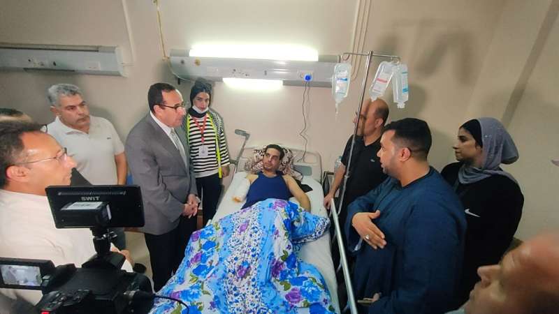 محافظ شمال سيناء ونائبه يزوران الجرحى الفلسطينيين في مستشفى العريش العام