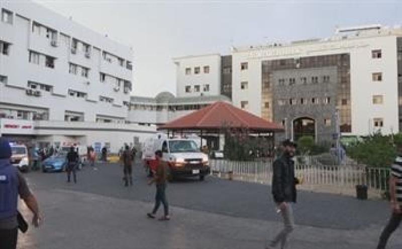 آليات الاحتلال الإسرائيلى تحاصر مجمع الشفاء الطبى غرب غزة