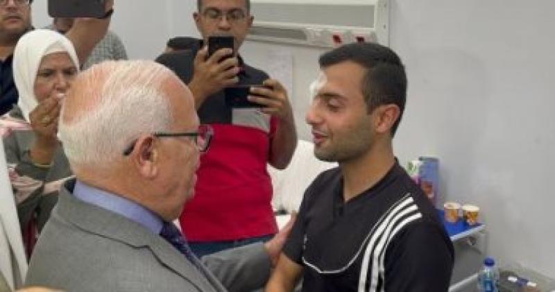 محافظ بورسعيد يزور مصابي فلسطين بالورود
