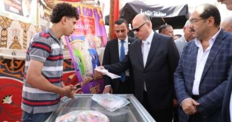 محافظ القاهرة يفتتح معرضًا لبيع السلع الغذائية بسعر المصنع فى عين شمس