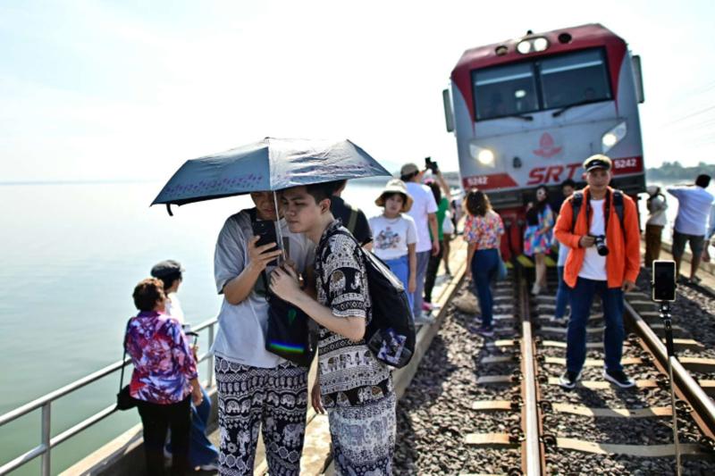 ”قطار عائم” في تايلاند يعود إلى السكة