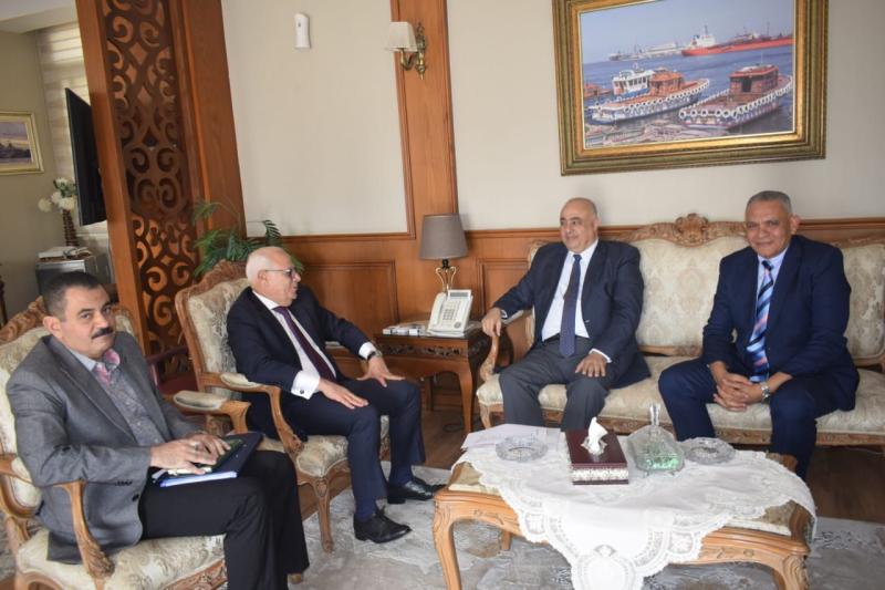محافظ بورسعيد يبحث إنشاء مركز خدمات «مصر» مع وفد وزارة التخطيط والتنمية الاقتصادية | صور