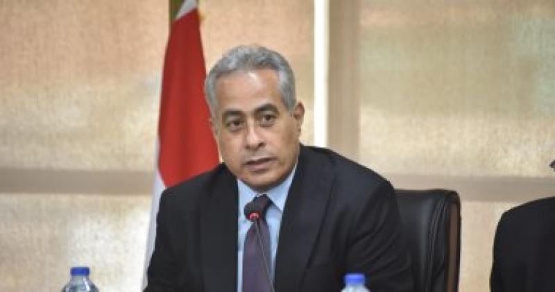 وزير العمل حسن شحاتة