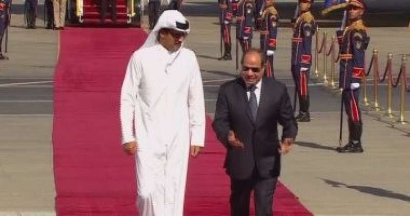 الرئيس السيسى يستقبل أمير قطر لدى وصوله مطار القاهرة