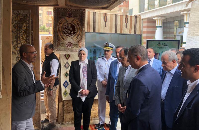 رئيس الوزراء يتفقد معرض الحرف اليدوية ” بأيدي مصرية” بديوان عام محافظة الفيوم