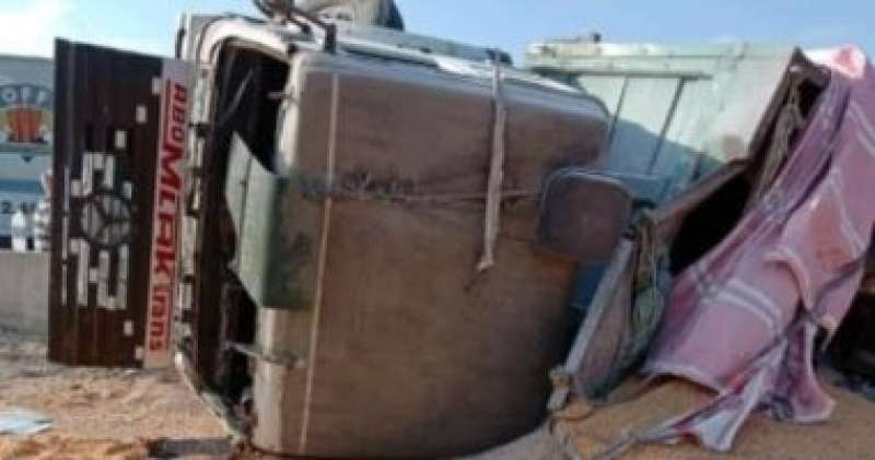 تكدس مرورى بسبب انقلاب سيارة نقل محملة ”طماطم” أعلى الطريق السياحى بالجيزة