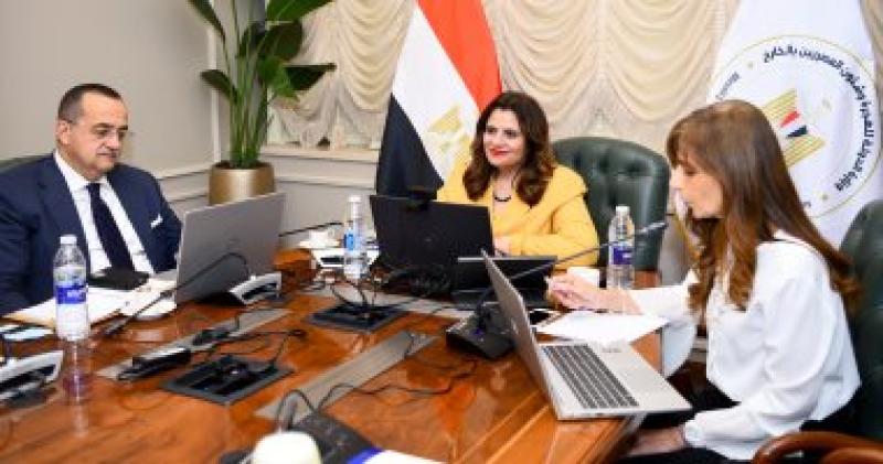 وزيرة الهجرة تلتقي عدد من أبناء الجاليات المصرية