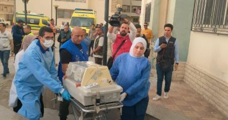 وصول 16 طفلا من الخدج قادمين من غزة لمستشفى العريش