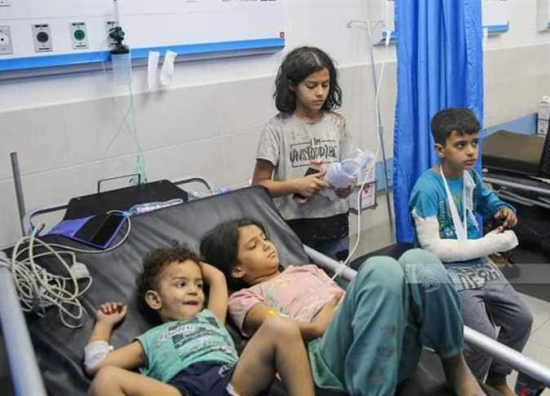 أطفال غزة يعايشون معاناة مضاعفة تحت القصف