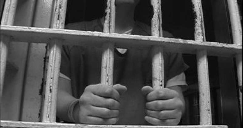 الحكم على متهم بقتل شريكه في تجارة المخدرات بعد قليل
