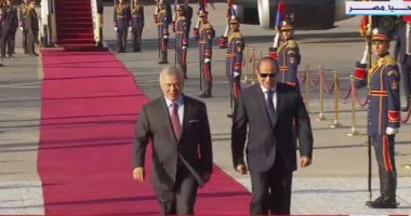 الرئيس السيسي يستقبل الملك عبد الله الثاني بمطار القاهرة