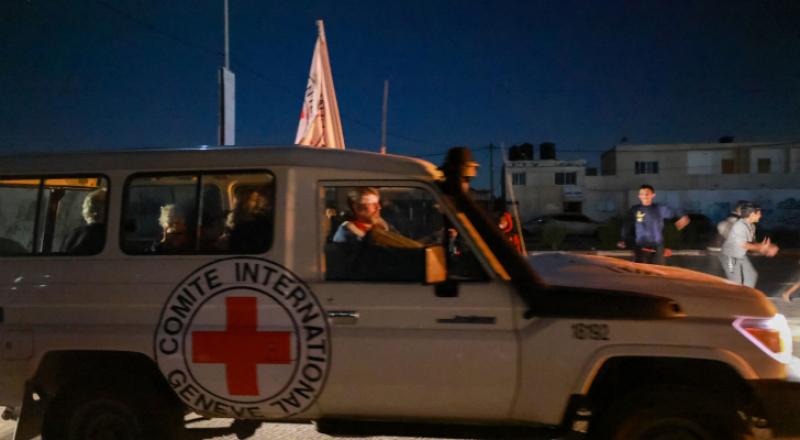 الأطقم الطبية المصرية تقدم الرعاية الصحية للمحتجزين الذين وصلوا إلى معبر رفح من غزة