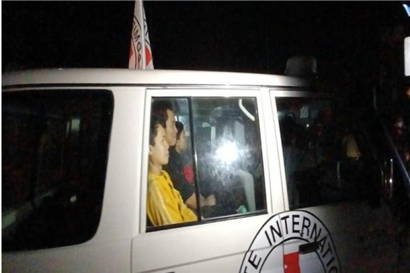 استلام الصليب الأحمر للأسرى الإسرائيليين المحتجزين لدى كتائب القسام.