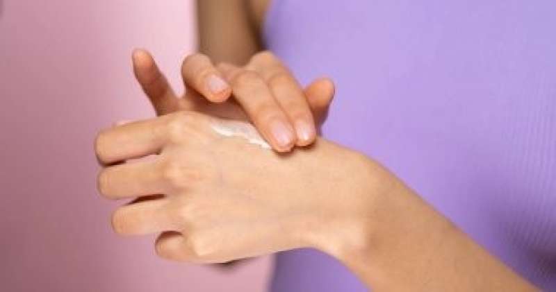 9 نصائح للحفاظ على ترطيب بشرتك خلال فصل الشتاء وحمايتها من الجفاف