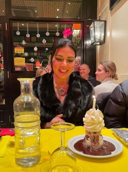 احتفلت رانيا يوسف بعبد ميلادها الخمسين  .. شاهد كيف إحتفلت.