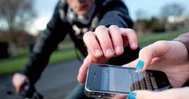 التحقيقات: لص الجمالية يسرق هواتف المواطنين بأسلوب المغافلة