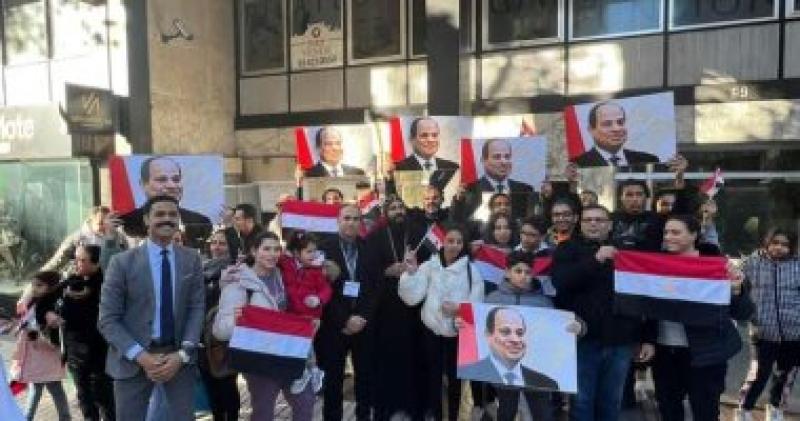 المصريون بإسبانيا يدلون بأصواتهم بالانتخابات الرئاسية رافعين صور ”السيسى”