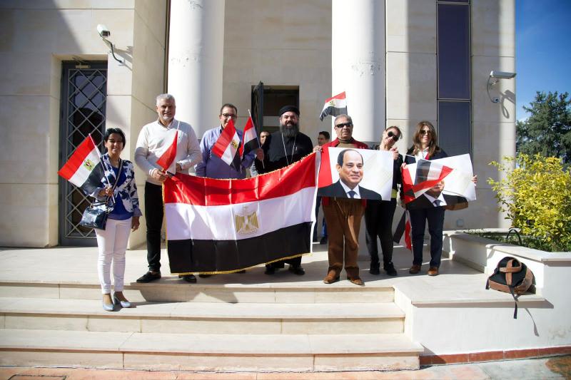 حشد أمام مقر السفارة المصرية في قبرص للإدلاء بأصواتهم في الانتخابات الرئاسية
