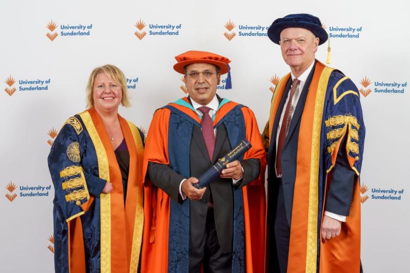 جامعة سندرلاند تمنح رئيس الجامعة البريطانية بمصر الدكتوراه الفخرية لجهوده في مجال التعليم العالي
