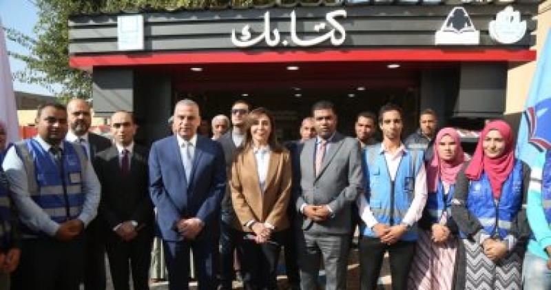 وزيرة الثقافة خلال افتتاحها ”كشك كتابك” بسوهاج: سنواصل للوصول لأبعد نقطة بمصر