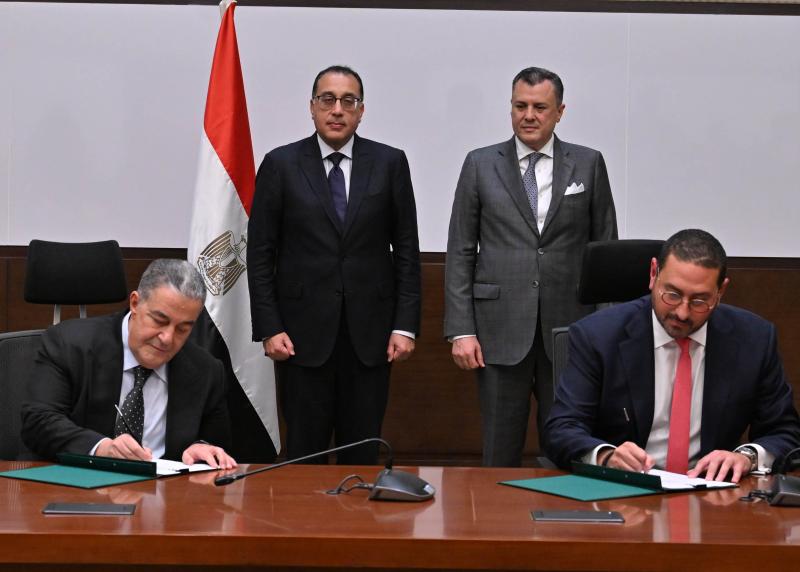 رئيس الوزراء يشهد توقيع اتفاقية تطوير فندق الريتز-كارلتون بالم هيلز في غرب القاهرة