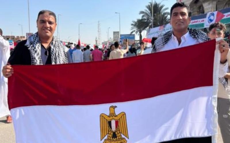 علم مصر يزين احتفالات المصريين بانتخابات الرئاسة أمام مدرسة القومية بالعجوزة