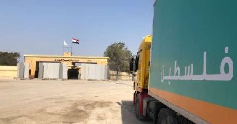 عبور شاحنتى وقود تحملان 40 طنا لقطاع غزة عبر ميناء رفح البري