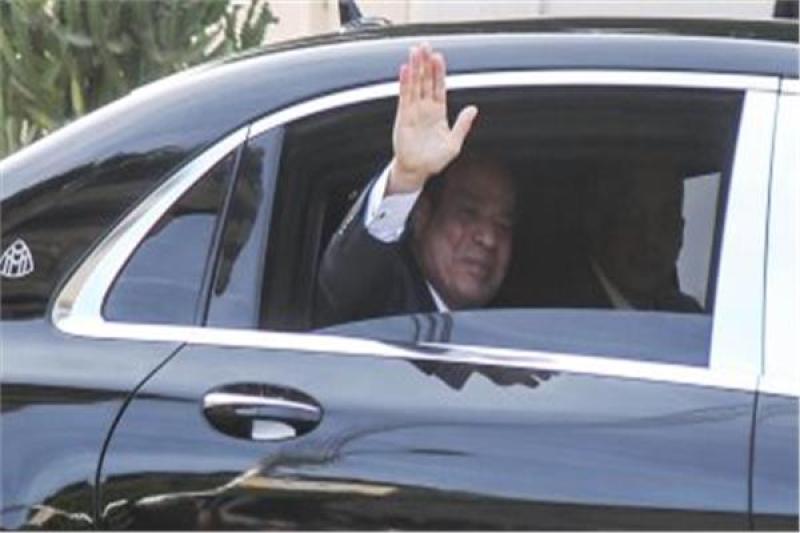 الرئيس السيسي يحيى الجماهير بعد إدلائه بصوته في الانتخابات الرئاسية 2024