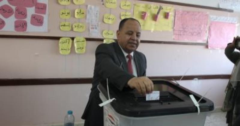 وزير المالية عقب الإدلاء بصوته: المصريون يكتبون تاريخًا جديدا فى الممارسة الديموقراطية