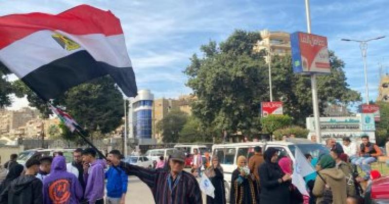 مسن يرفع علم مصر فى مدرسة القومية بالعجوزة