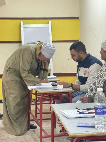 الناخبون يتوافدون على لجان بولاق الدكرور للمشاركة فى انتخابات الرئاسة
