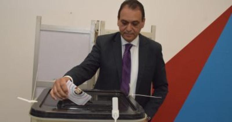 وزير شئون المجالس النيابية يدلي بصوته في الانتخابات الرئاسية
