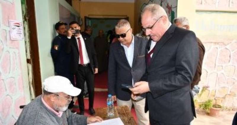 رئيس جامعة قناة السويس يدلى بصوته فى الانتخابات الرئاسية بالإسماعيلية