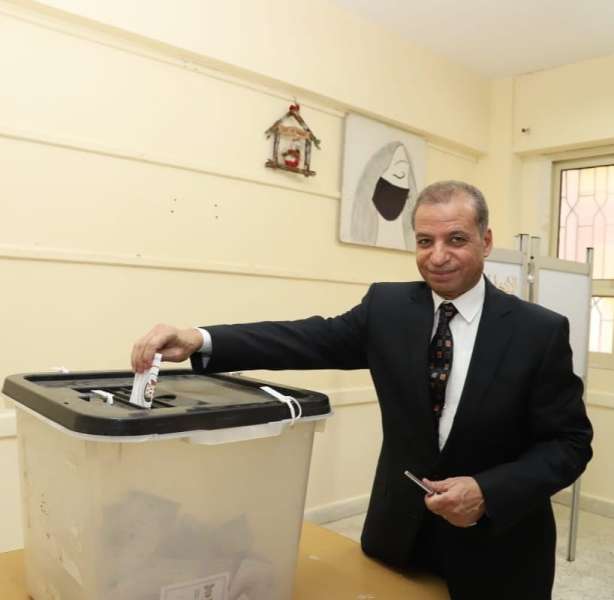 المستشار محمود عتمان امين عام مجلس الشيوخ يدلي بصوته في الانتخابات الرئاسية