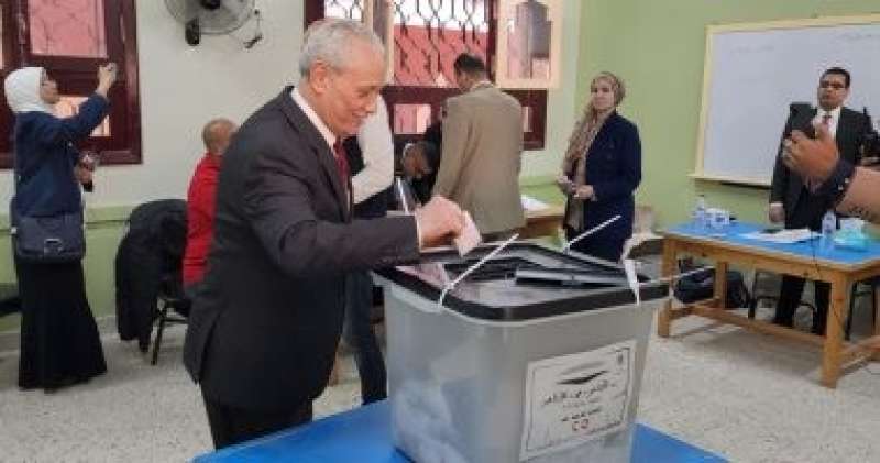 محافظ الأقصر يدلى بصوته فى الانتخابات الرئاسية ويحث الأهالى على المشاركة بكثافة