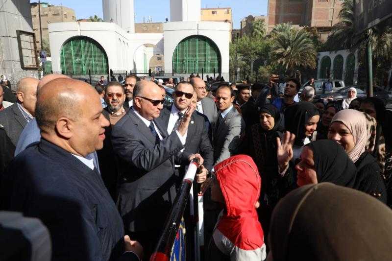 محافظ القاهرة يشيد بوعى المواطنين لحرصهم على التواجد امام اللجان للادلاء باصواتهم