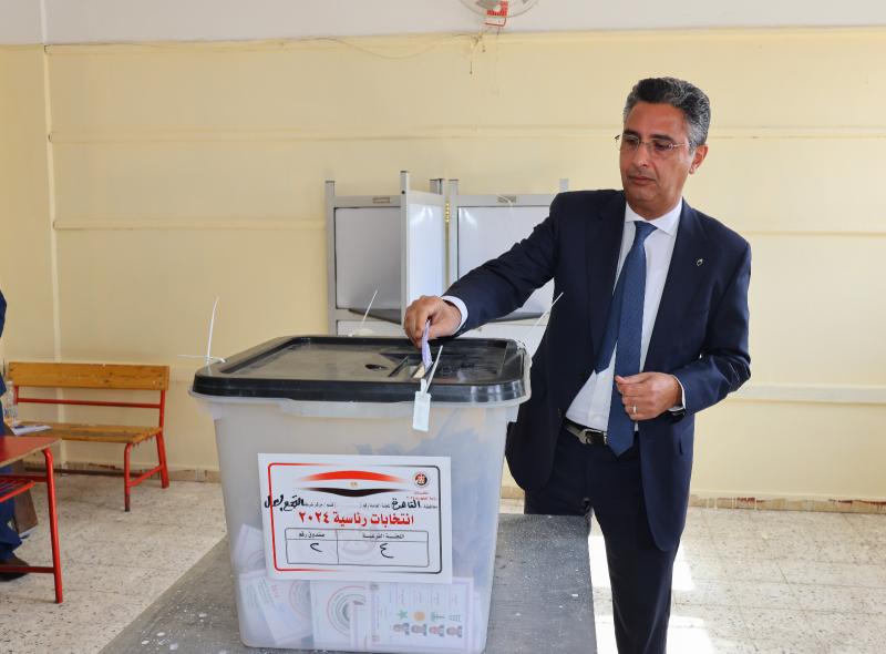 الدكتور شريف فاروق رئيس مجلس إدارة الهيئة القومية للبريد يُدلي بصوته في الانتخابات الرئاسية