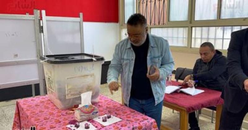 الكاتب والسيناريست عبد الرحيم كمال يدلي بصوته في الانتخابات الرئاسية