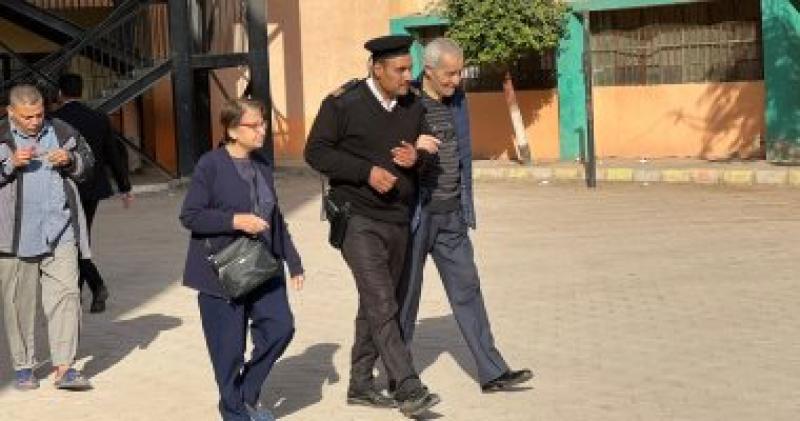الشرطة تساعد كبار السن لتسهيل المشاركة بالانتخابات بمدرسة الشهيد نبيل السيد