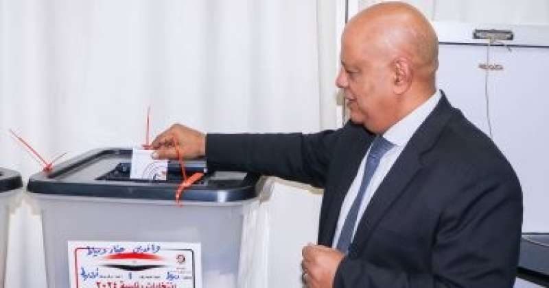 رئيس ميناء دمياط يدلى بصوته فى الانتخابات الرئاسية بلجنة الوافدين