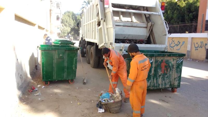 العمال اثناء جمع القمامه