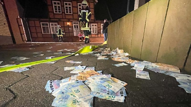 العثور على عشرات آلاف اليورو ملقاة أمام فرع بنك بعد تفجير ماكينة صرف |صور
