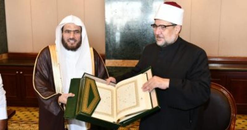 إمام الحرم النبوي الشريف يهدي وزير الأوقاف نسخة من كتاب الله