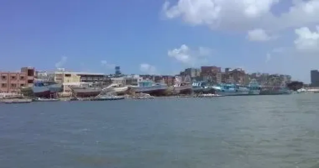محافظ كفرالشيخ: توقف حركة الملاحة والصيد بميناء برج البرلس بسبب سوء الأحوال الجوية