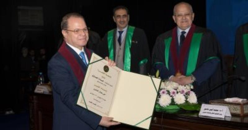 جامعة القاهرة تمنح  المستشار حماده الصاوي النائب العام السابق وسام التميز