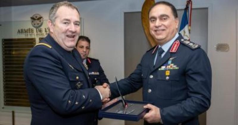 قائد القوات الجوية يلتقى رئيس أركان سلاح الجو والفضاء الفرنسى