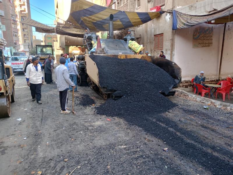 محافظ أسيوط يؤكد استمرار أعمال رصف شوارع مدينة منفلوط ضمن الخطة الاستثمارية 2023- 2024
