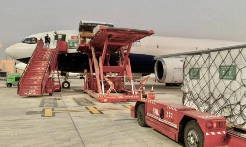 مطار العريش يستقبل طائرة سعودية على متنها 24 طنا من المساعدات لغزة