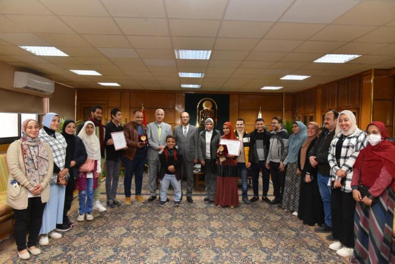 الدكتور المنشاوي يحتفي بطلاب الجامعة الفائزين فى مسابقة ”المواهب الذهبية” لذوي القدرات الخاصة