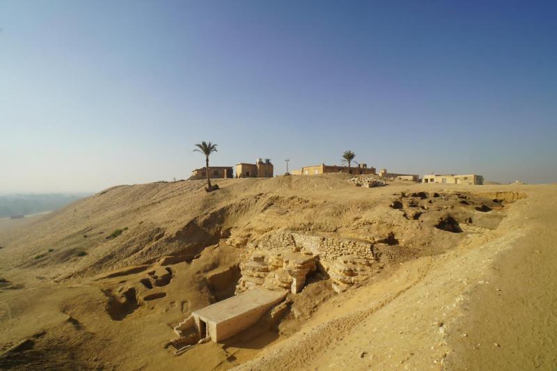 مقبرة من عصر الأسرة الثانية وعدد من الدفنات واللقي الأثرية... كشف جديد بمنطقة سقارة الأثرية